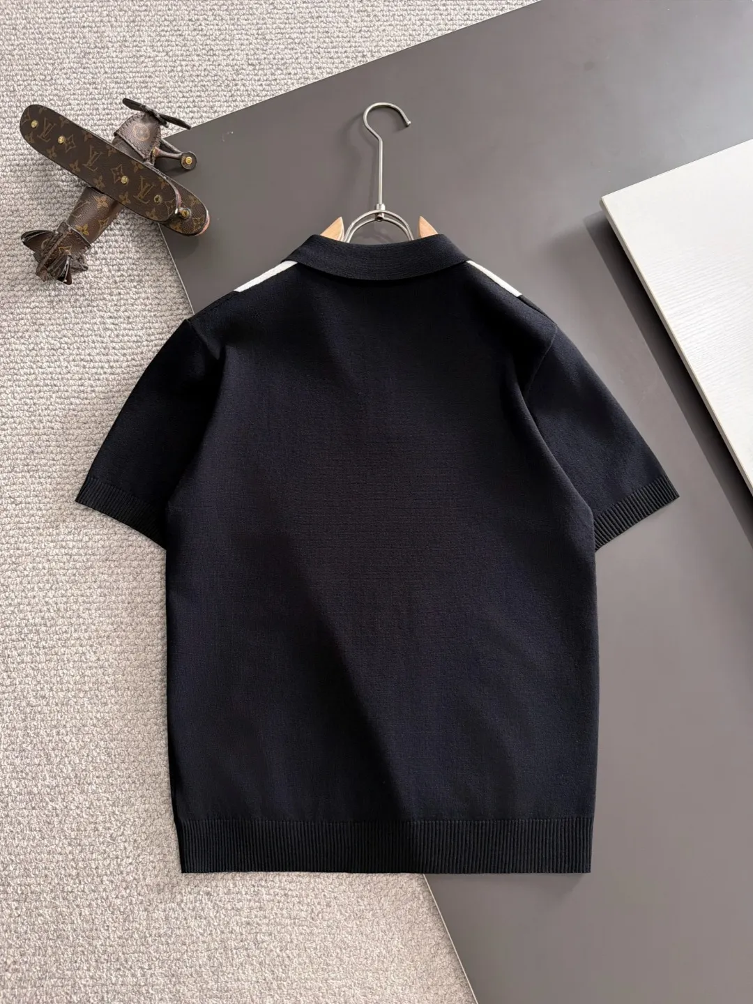 Next day shipment High Quality LP 2036 Summer New Arrival men's short-sleeved T-shirt Made of combed cotton yarn knitted cotton fabric, pure cotton high-weight special yarn, it feels full of weight when weighed, and the upper body is more textured than ordinary T-shirts. This texture can cope with the weather easily and is suitable for both hot and cold! The pattern on the chest adopts three-dimensional embroidery technology, and is perfectly produced stitch by stitch with reference to the original version! Loose fit design, looks noble. Size: M to XXXL